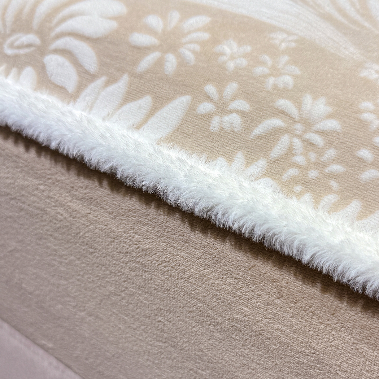 91家纺网 家纺一手货源 找家纺 ME/ERA HOME寐时代 2025新款牛奶绒雕花兔毛绒包边床笠 叶仲花