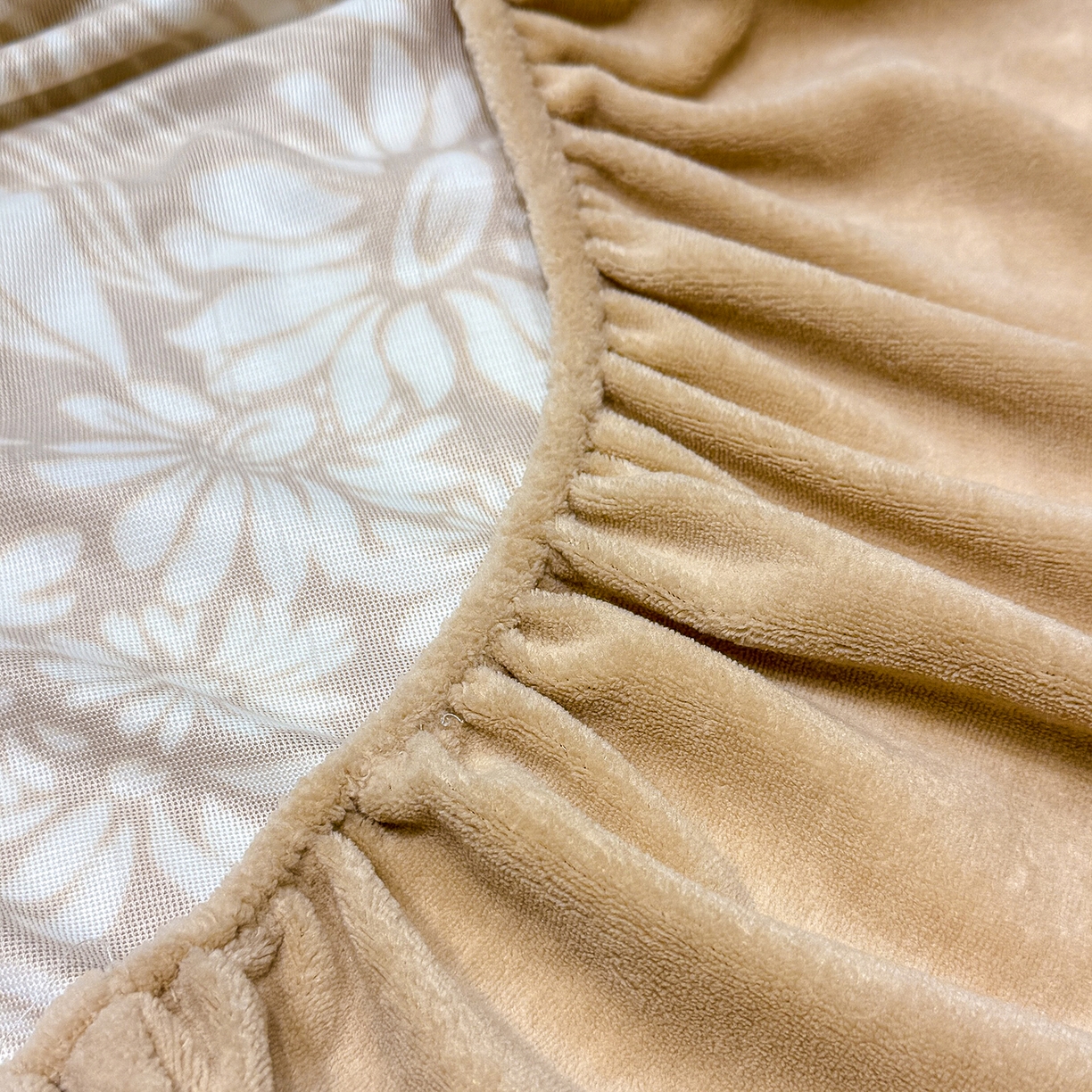 91家纺网 家纺一手货源 找家纺 ME/ERA HOME寐时代 2025新款牛奶绒雕花兔毛绒包边床笠 叶仲花