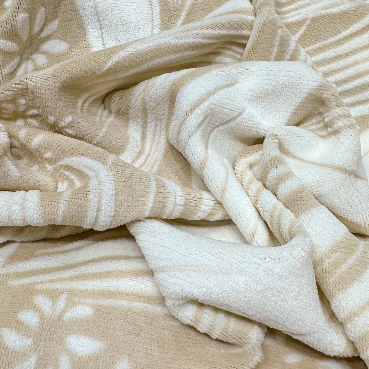 91家纺网 家纺一手货源 找家纺 ME/ERA HOME寐时代 2025新款牛奶绒雕花兔毛绒包边床笠 叶仲花