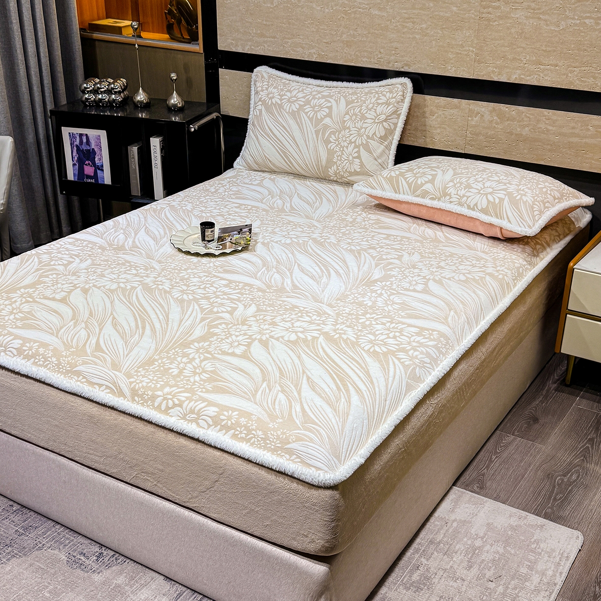 91家纺网 家纺一手货源 找家纺 ME/ERA HOME寐时代 2025新款牛奶绒雕花兔毛绒包边床笠 叶仲花