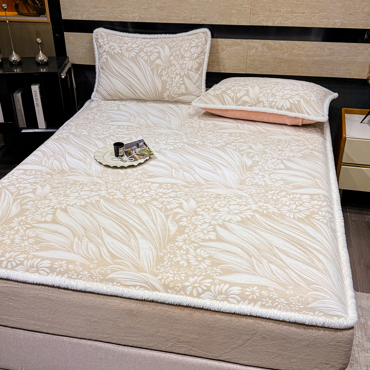 91家纺网 家纺一手货源 找家纺 ME/ERA HOME寐时代 2025新款牛奶绒雕花兔毛绒包边床笠 叶仲花