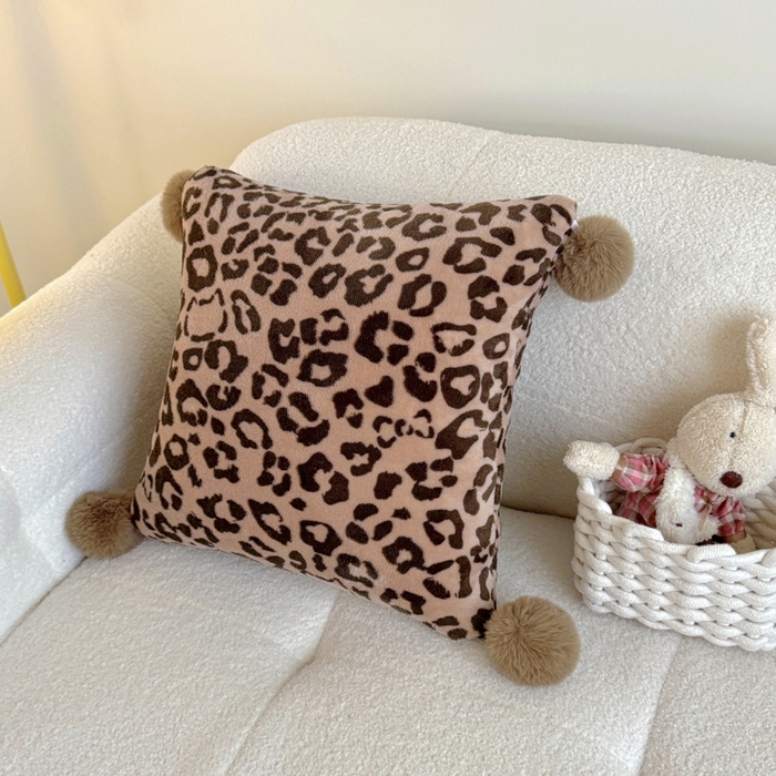 91家纺网 家纺一手货源 找家纺 希诺家居 2025新款牛奶绒球球抱枕豹纹甜咖家居博主风抱枕 抱枕 豹纹-咖