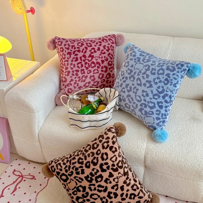 91家纺网 家纺一手货源 找家纺 希诺家居 2025新款牛奶绒球球抱枕豹纹甜咖家居博主风抱枕 组合图仅供展示不可下单