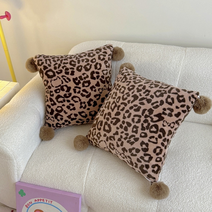 91家纺网 家纺一手货源 找家纺 （总）希诺家居 2025新款牛奶绒球球抱枕豹纹甜咖家居博主风抱枕