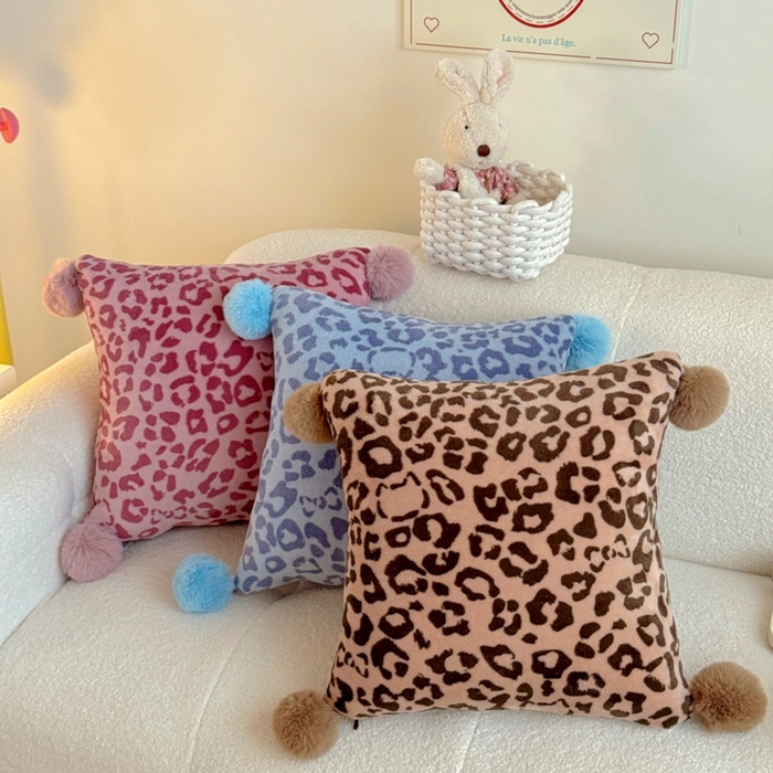 91家纺网 家纺一手货源 找家纺 希诺家居 2025新款牛奶绒球球抱枕豹纹甜咖家居博主风抱枕 组合图仅供展示不可下单