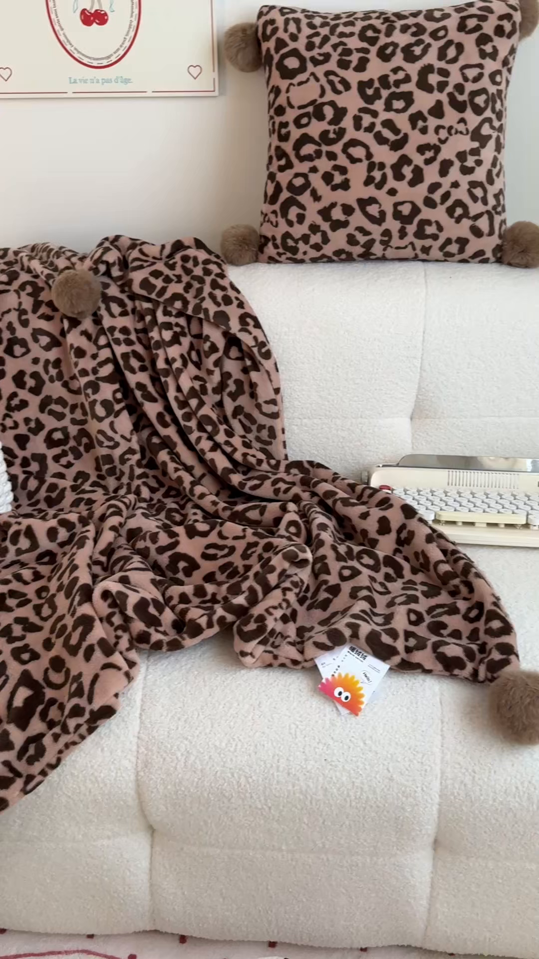 91家纺网 家纺一手货源 找家纺 希诺家居 2025新款牛奶绒球球抱枕豹纹甜咖家居博主风抱枕 抱枕 豹纹-咖