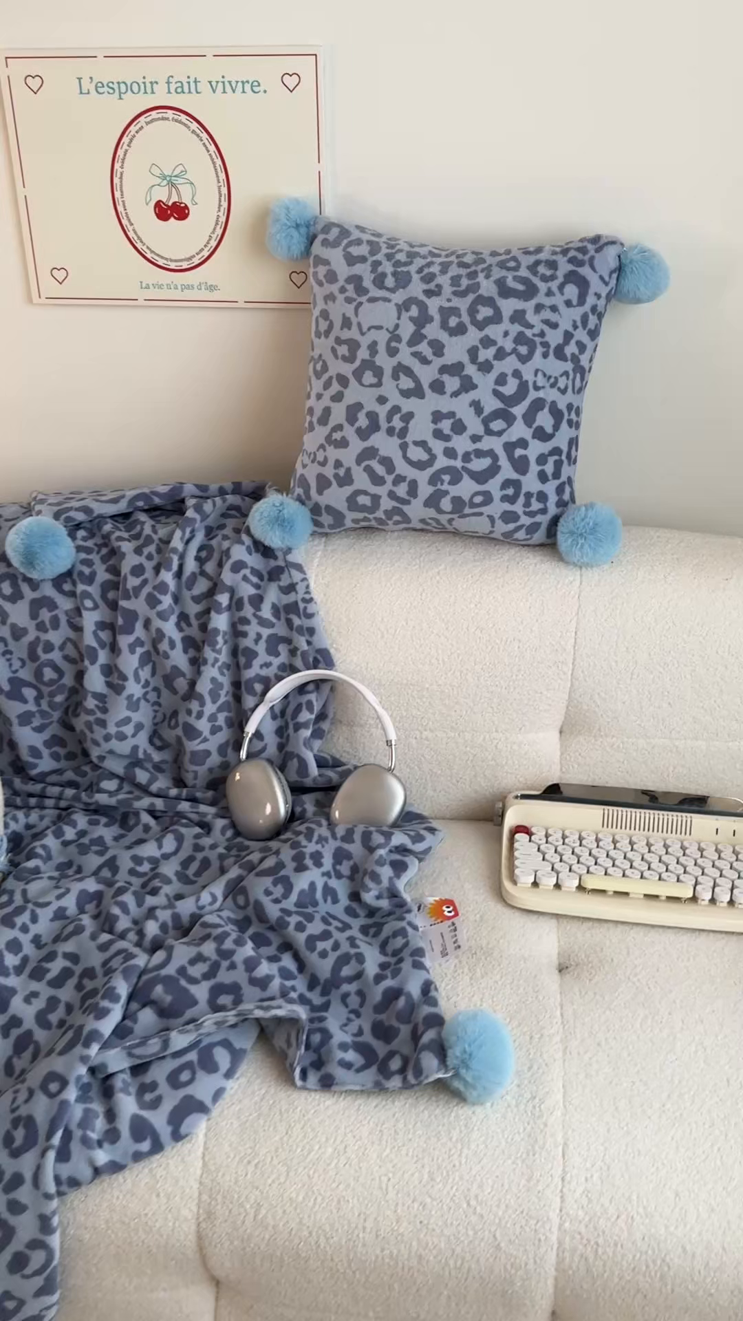 91家纺网 家纺一手货源 找家纺 希诺家居 2025新款牛奶绒球球抱枕豹纹甜咖家居博主风抱枕 抱枕 豹纹-蓝