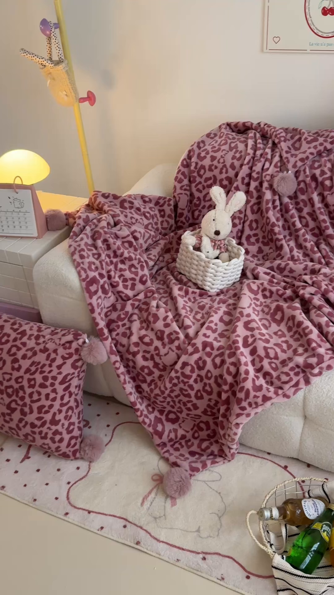 91家纺网 家纺一手货源 找家纺 希诺家居 2025新款牛奶绒球球抱枕豹纹甜咖家居博主风抱枕 抱枕 豹纹-粉