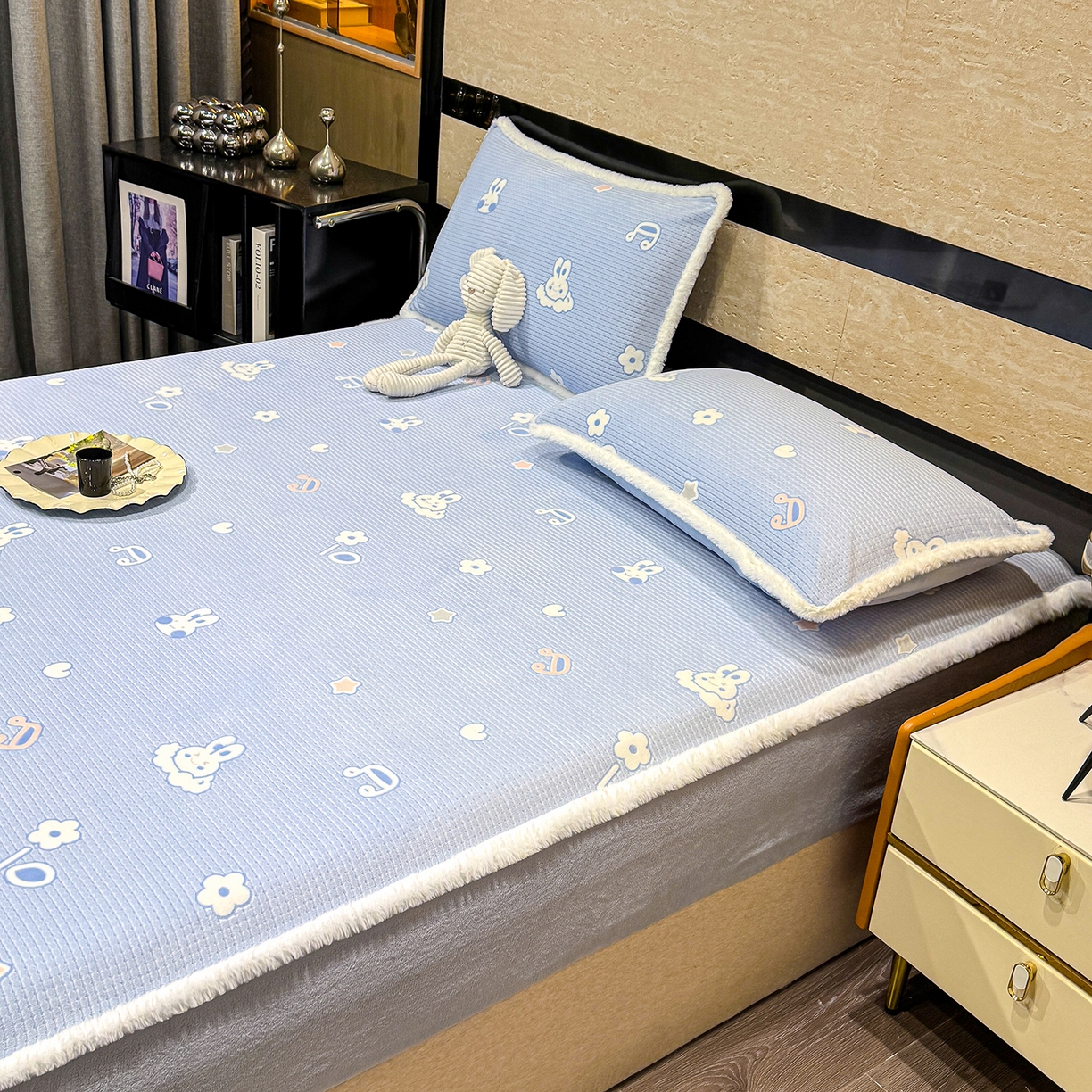 91家纺网 家纺一手货源 找家纺 ME/ERA HOME寐时代 2025新款牛奶绒雕花兔毛绒包边床笠 云中小兔