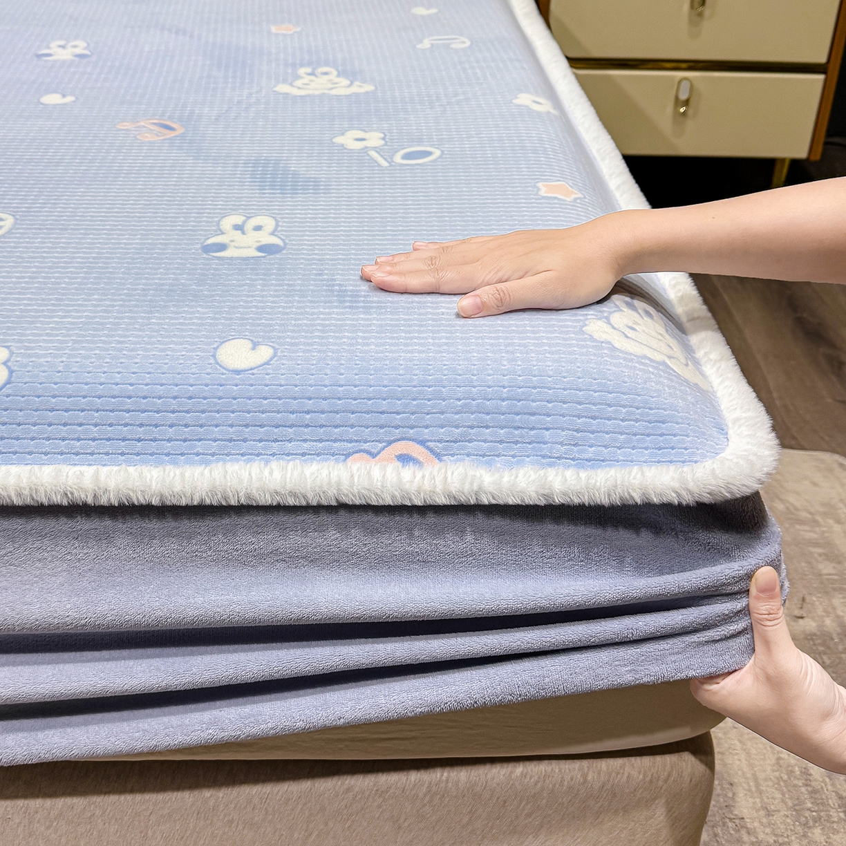 91家纺网 家纺一手货源 找家纺 ME/ERA HOME寐时代 2025新款牛奶绒雕花兔毛绒包边床笠 云中小兔