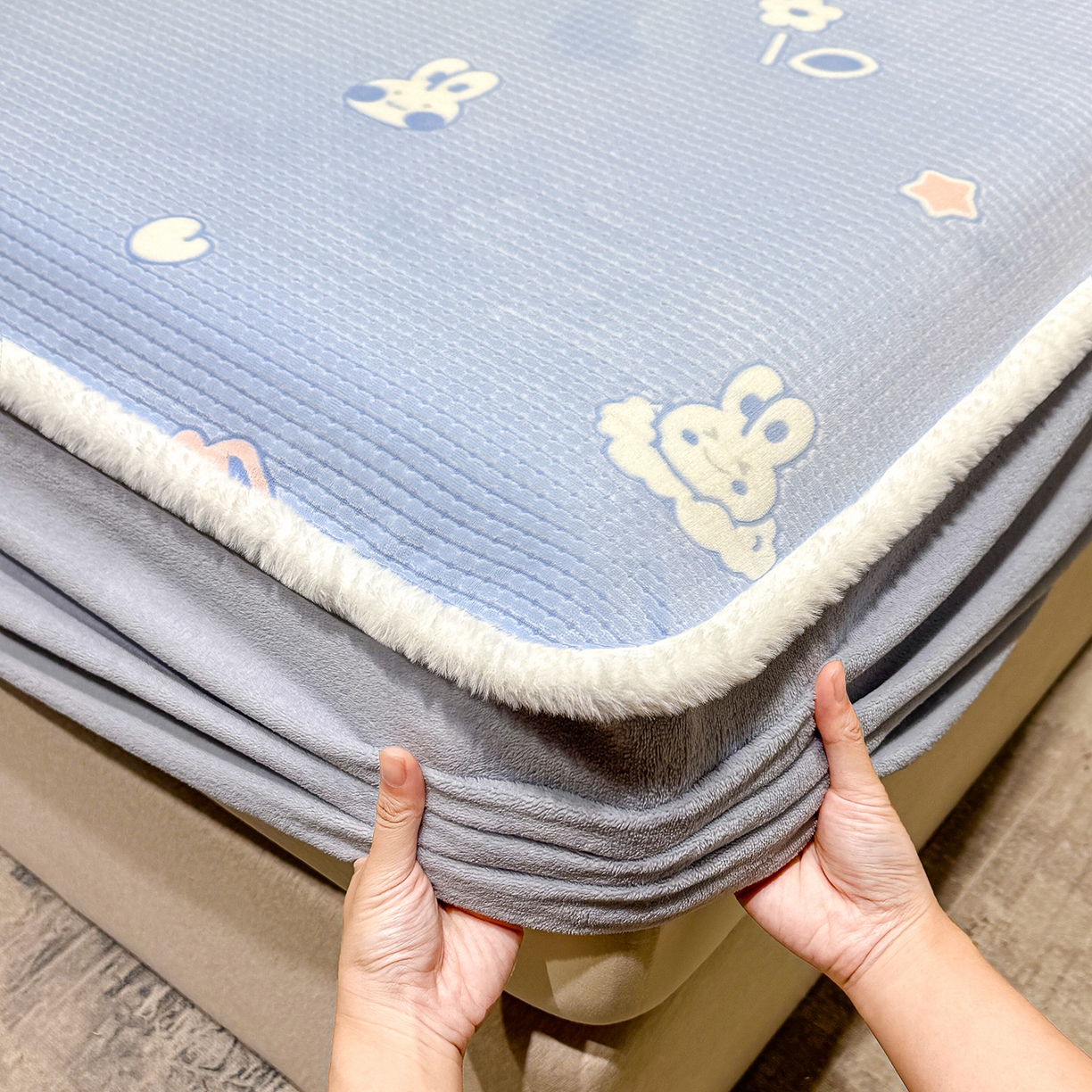 91家纺网 家纺一手货源 找家纺 ME/ERA HOME寐时代 2025新款牛奶绒雕花兔毛绒包边床笠 云中小兔