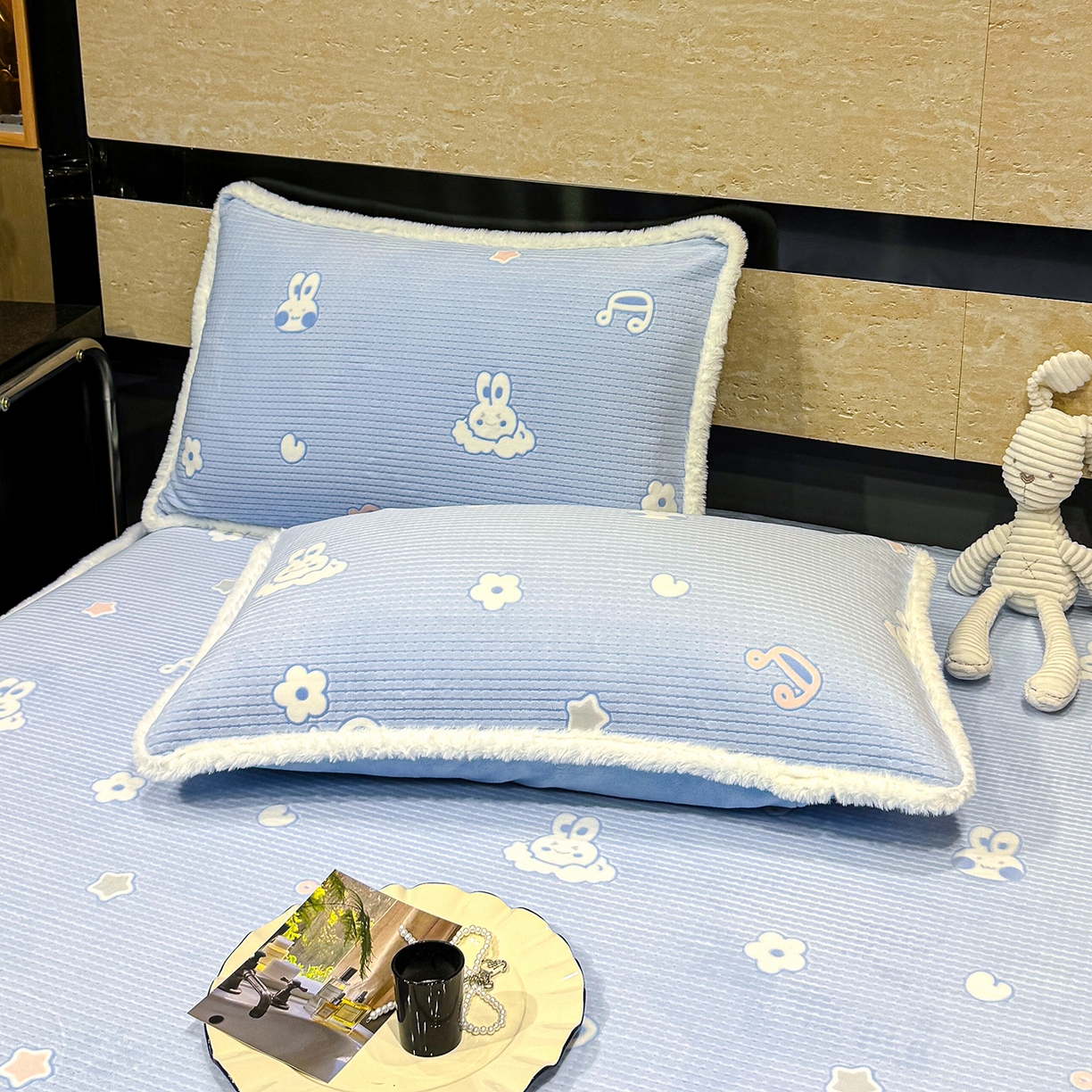 91家纺网 家纺一手货源 找家纺 ME/ERA HOME寐时代 2025新款牛奶绒雕花兔毛绒包边床笠 云中小兔