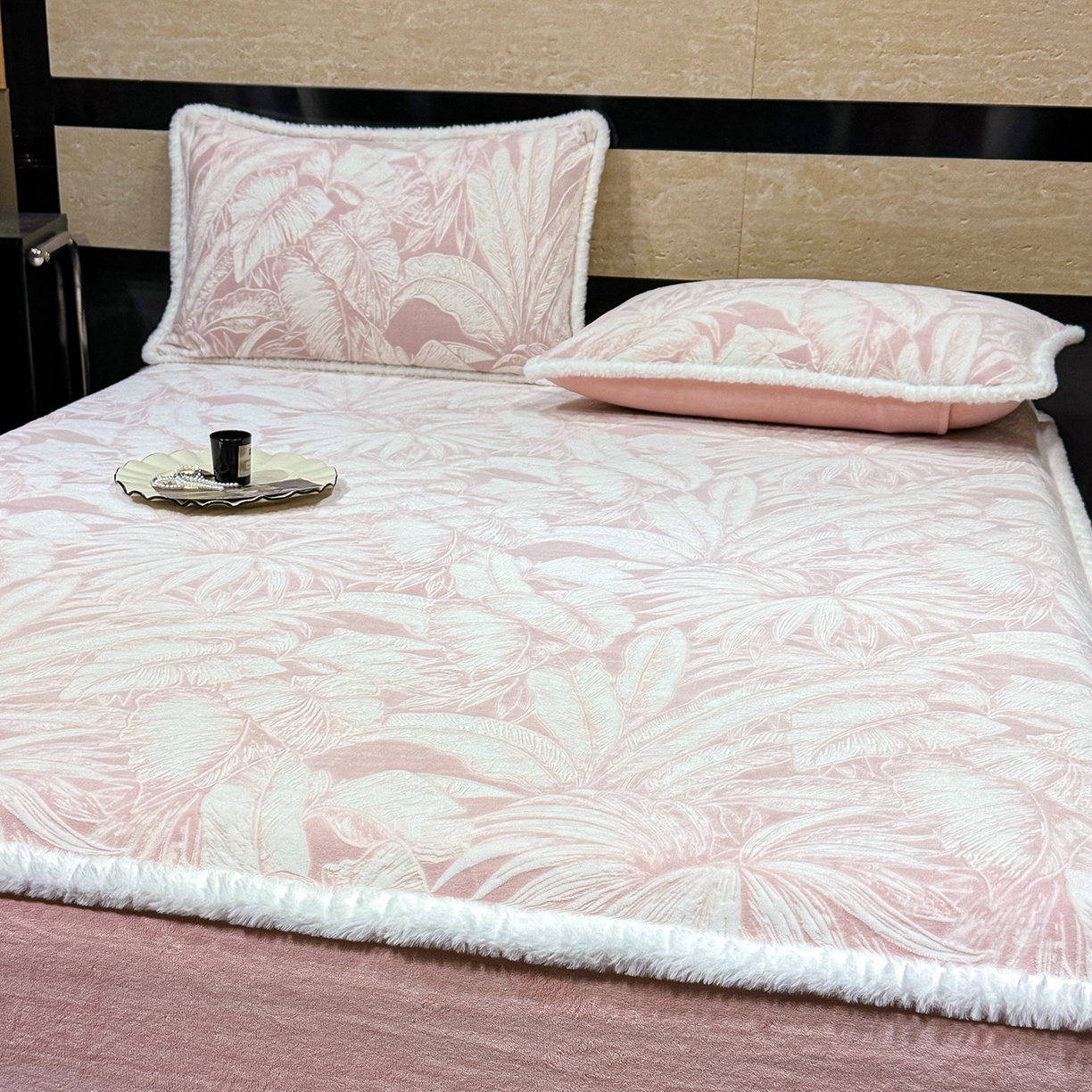 91家纺网 家纺一手货源 找家纺 ME/ERA HOME寐时代 2025新款牛奶绒雕花兔毛绒包边床笠 仲夏浪漫