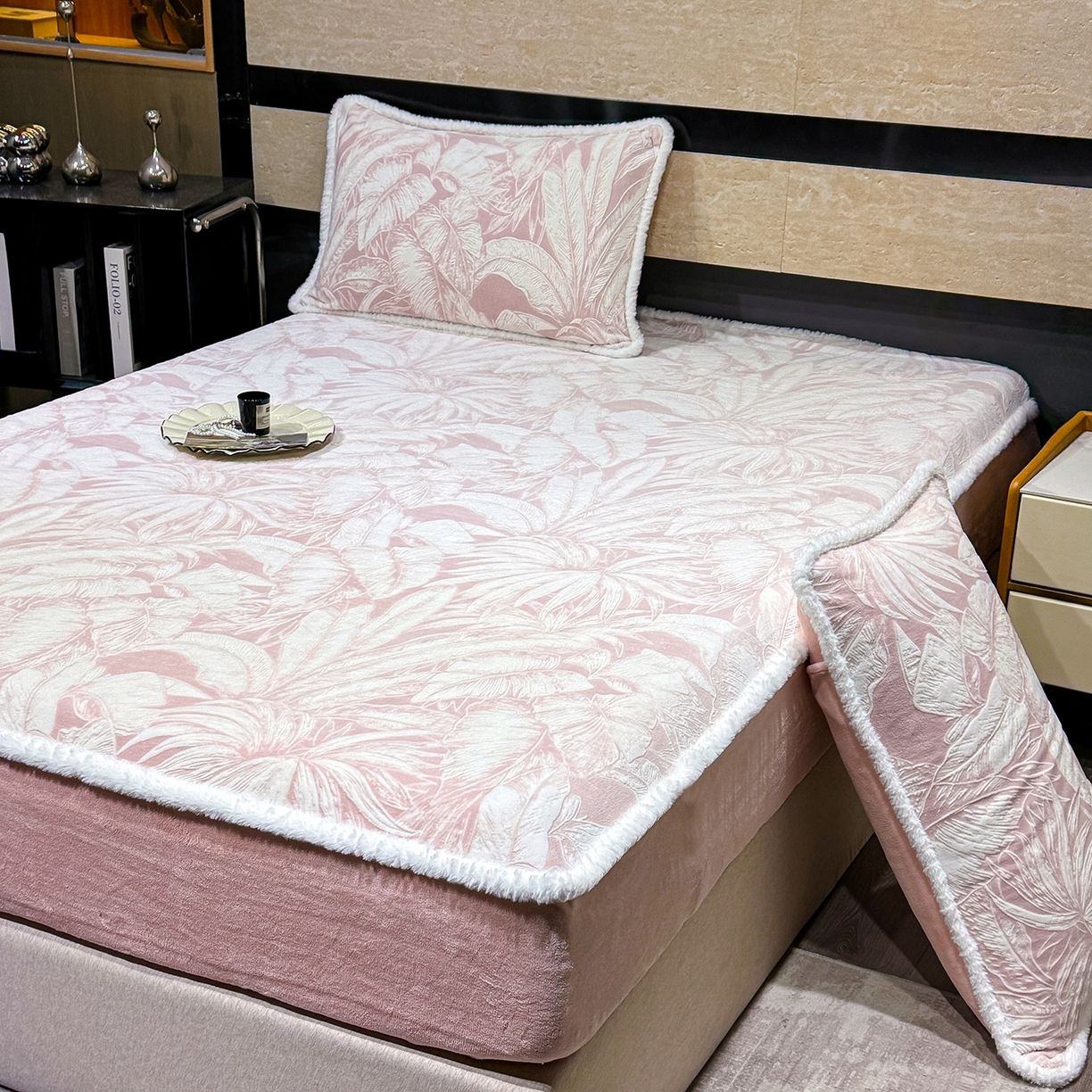 91家纺网 家纺一手货源 找家纺 ME/ERA HOME寐时代 2025新款牛奶绒雕花兔毛绒包边床笠 仲夏浪漫