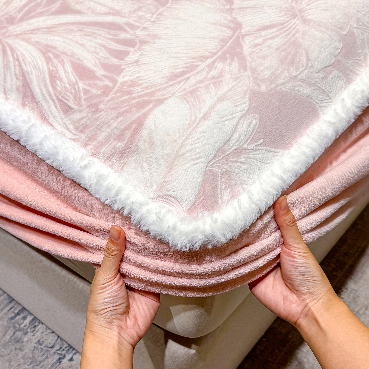 91家纺网 家纺一手货源 找家纺 ME/ERA HOME寐时代 2025新款牛奶绒雕花兔毛绒包边床笠 仲夏浪漫