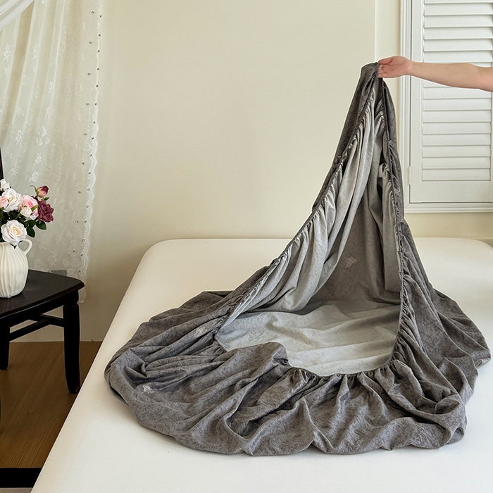 91家纺网 家纺一手货源 找家纺 卢赛尔 2025新款水洗珍珠棉皱皱纱印花床笠 暗香