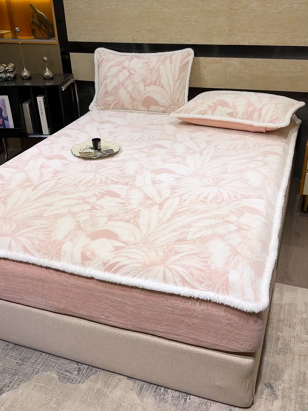 91家纺网 家纺一手货源 找家纺 ME/ERA HOME寐时代 2025新款牛奶绒雕花兔毛绒包边床笠 仲夏浪漫