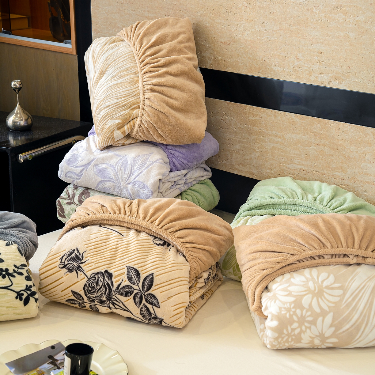 91家纺网 家纺一手货源 找家纺 ME/ERA HOME寐时代 2025新款牛奶绒雕花兔毛绒包边床笠 组合图