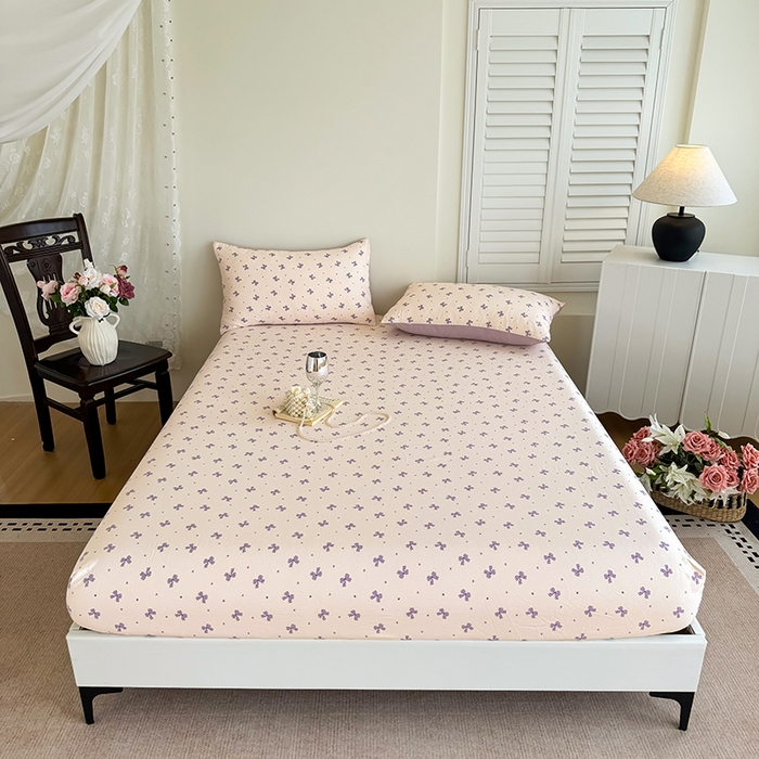 91家纺网 家纺一手货源 找家纺 卢赛尔 2025新款水洗珍珠棉皱皱纱印花床笠 蝴蝶结紫