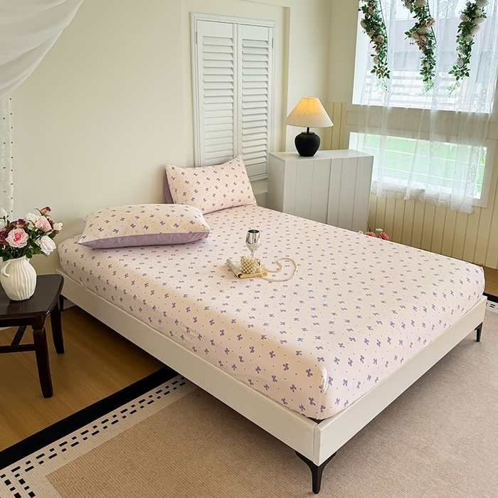 91家纺网 家纺一手货源 找家纺 卢赛尔 2025新款水洗珍珠棉皱皱纱印花床笠 蝴蝶结紫