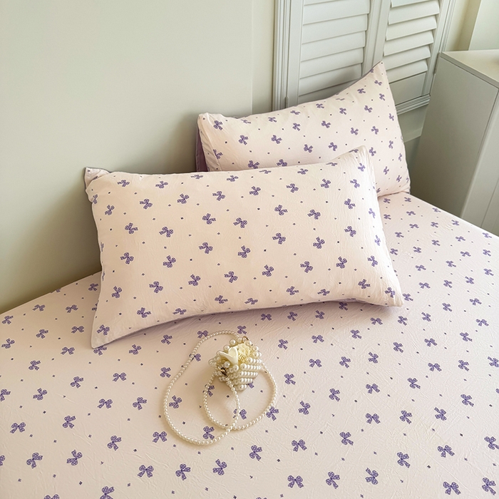 91家纺网 家纺一手货源 找家纺 卢赛尔 2025新款水洗珍珠棉皱皱纱印花床笠 蝴蝶结紫