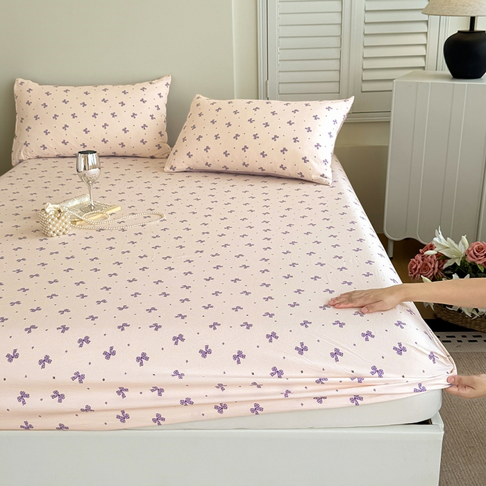 91家纺网 家纺一手货源 找家纺 卢赛尔 2025新款水洗珍珠棉皱皱纱印花床笠 蝴蝶结紫