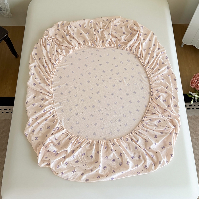 91家纺网 家纺一手货源 找家纺 卢赛尔 2025新款水洗珍珠棉皱皱纱印花床笠 蝴蝶结紫