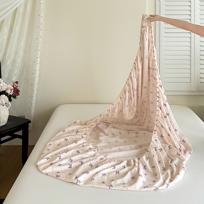 91家纺网 家纺一手货源 找家纺 卢赛尔 2025新款水洗珍珠棉皱皱纱印花床笠 蝴蝶结紫