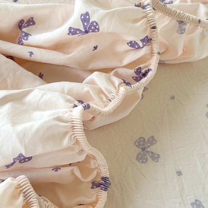 91家纺网 家纺一手货源 找家纺 卢赛尔 2025新款水洗珍珠棉皱皱纱印花床笠 蝴蝶结紫