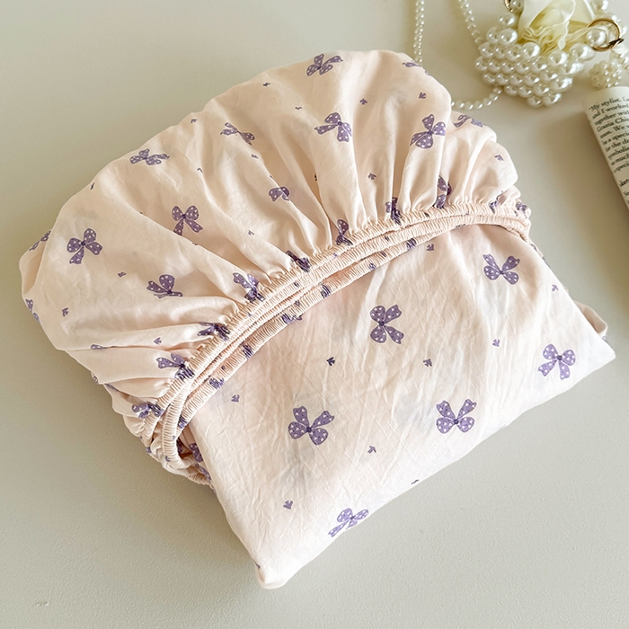 91家纺网 家纺一手货源 找家纺 卢赛尔 2025新款水洗珍珠棉皱皱纱印花床笠 蝴蝶结紫