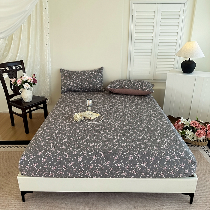 91家纺网 家纺一手货源 找家纺 卢赛尔 2025新款水洗珍珠棉皱皱纱印花床笠 南粉-灰