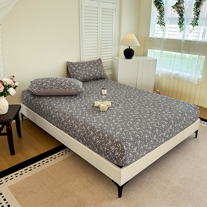 91家纺网 家纺一手货源 找家纺 卢赛尔 2025新款水洗珍珠棉皱皱纱印花床笠 南粉-灰