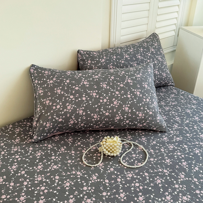 91家纺网 家纺一手货源 找家纺 卢赛尔 2025新款水洗珍珠棉皱皱纱印花床笠 南粉-灰