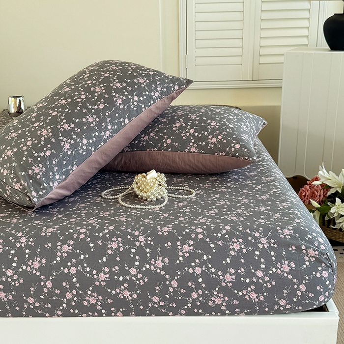 91家纺网 家纺一手货源 找家纺 卢赛尔 2025新款水洗珍珠棉皱皱纱印花床笠 南粉-灰