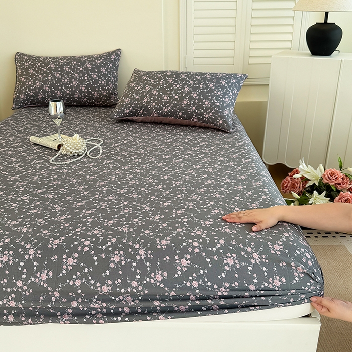 91家纺网 家纺一手货源 找家纺 卢赛尔 2025新款水洗珍珠棉皱皱纱印花床笠 南粉-灰