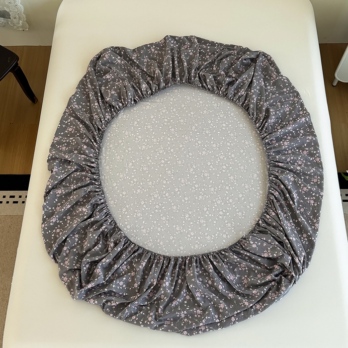 91家纺网 家纺一手货源 找家纺 卢赛尔 2025新款水洗珍珠棉皱皱纱印花床笠 南粉-灰