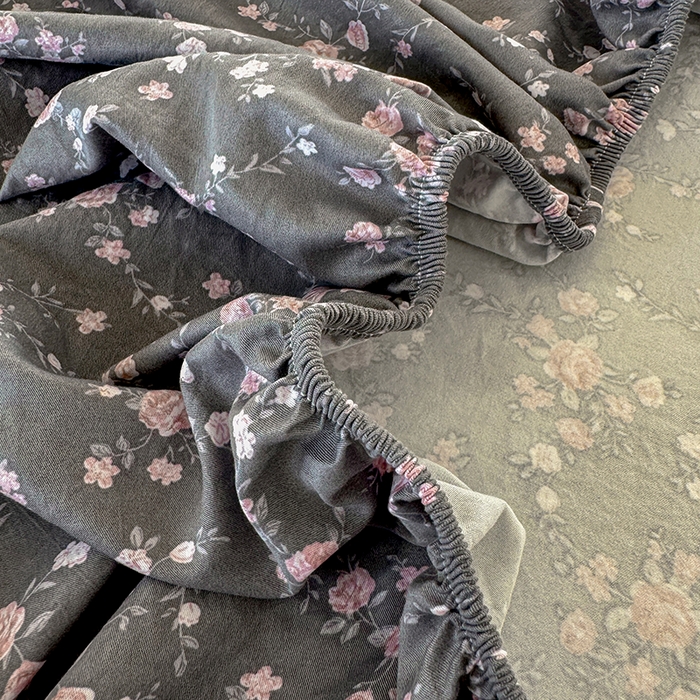 91家纺网 家纺一手货源 找家纺 卢赛尔 2025新款水洗珍珠棉皱皱纱印花床笠 南粉-灰