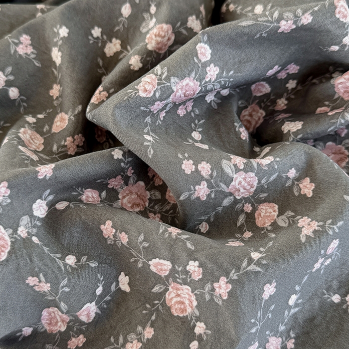 91家纺网 家纺一手货源 找家纺 卢赛尔 2025新款水洗珍珠棉皱皱纱印花床笠 南粉-灰