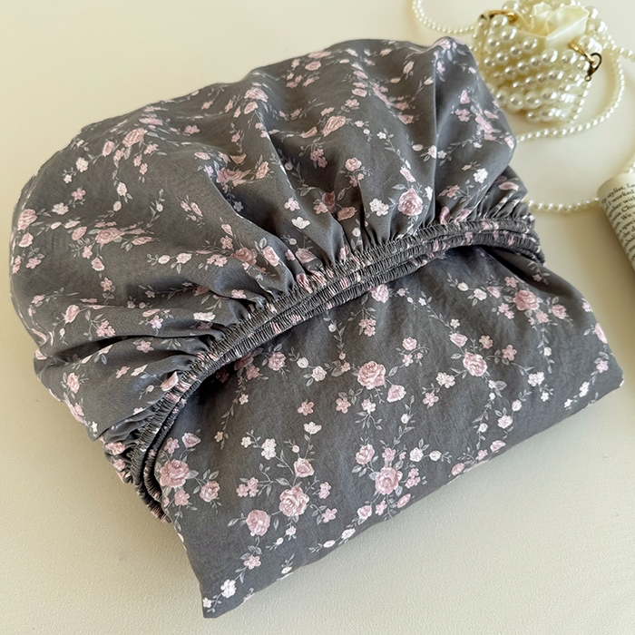 91家纺网 家纺一手货源 找家纺 卢赛尔 2025新款水洗珍珠棉皱皱纱印花床笠 南粉-灰