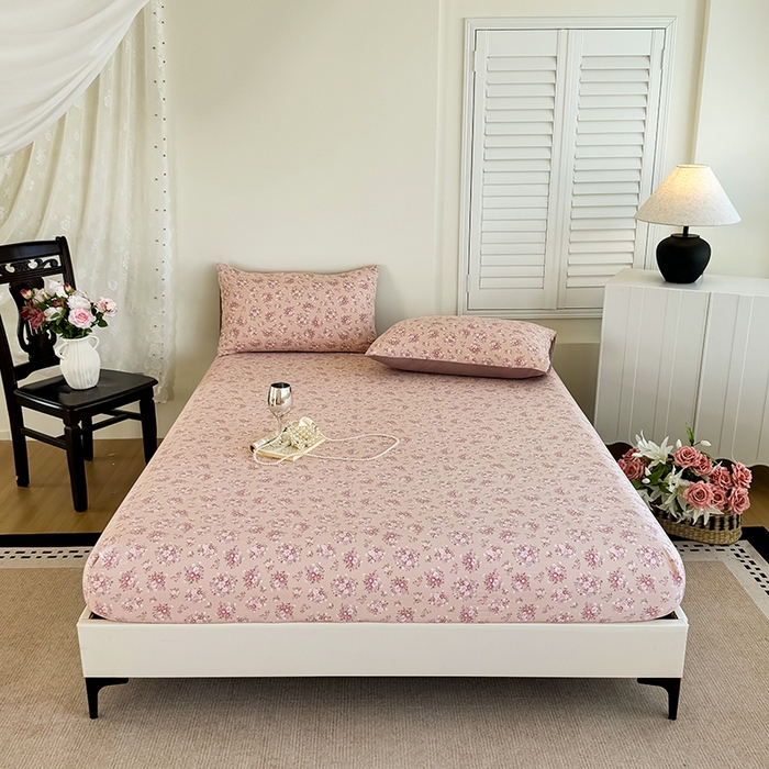 91家纺网 家纺一手货源 找家纺 卢赛尔 2025新款水洗珍珠棉皱皱纱印花床笠 蔷薇-粉