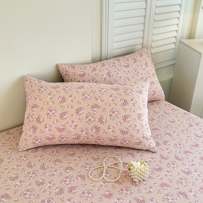 91家纺网 家纺一手货源 找家纺 卢赛尔 2025新款水洗珍珠棉皱皱纱印花床笠 蔷薇-粉