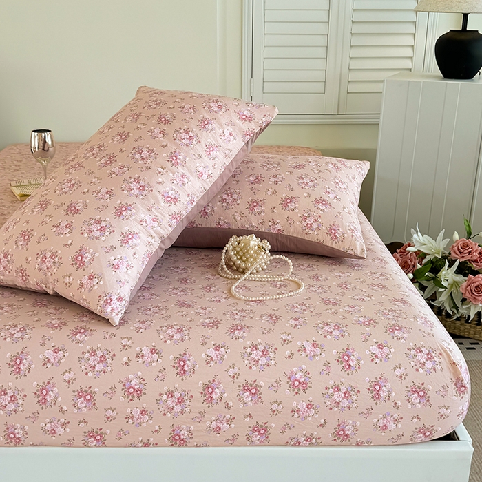 91家纺网 家纺一手货源 找家纺 卢赛尔 2025新款水洗珍珠棉皱皱纱印花床笠 蔷薇-粉