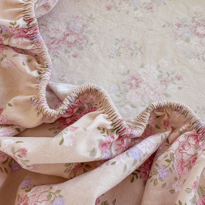 91家纺网 家纺一手货源 找家纺 卢赛尔 2025新款水洗珍珠棉皱皱纱印花床笠 蔷薇-粉