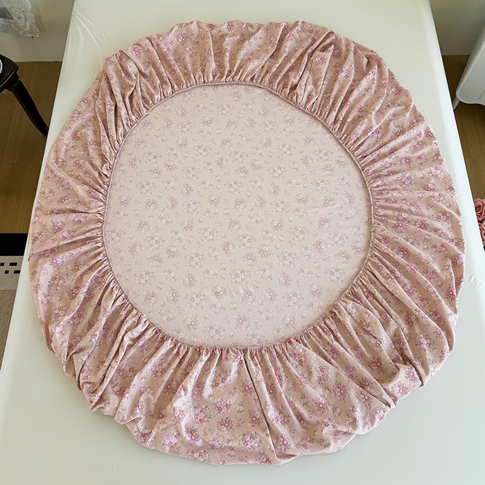 91家纺网 家纺一手货源 找家纺 卢赛尔 2025新款水洗珍珠棉皱皱纱印花床笠 蔷薇-粉