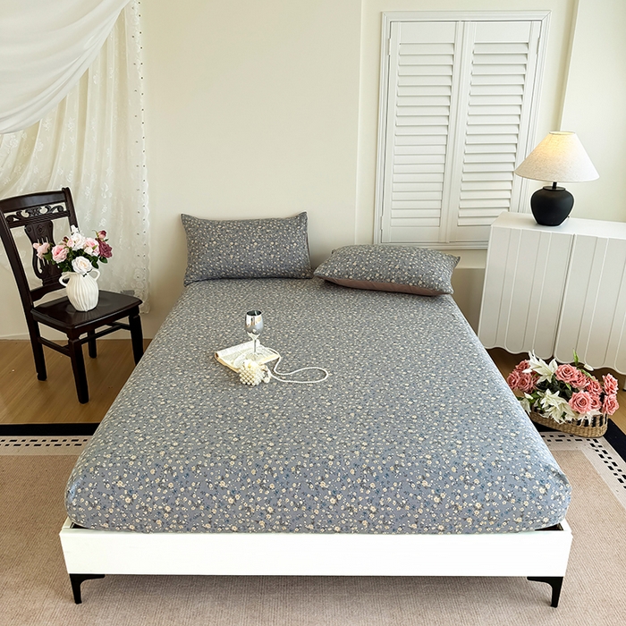 91家纺网 家纺一手货源 找家纺 卢赛尔 2025新款水洗珍珠棉皱皱纱印花床笠 秋草-灰