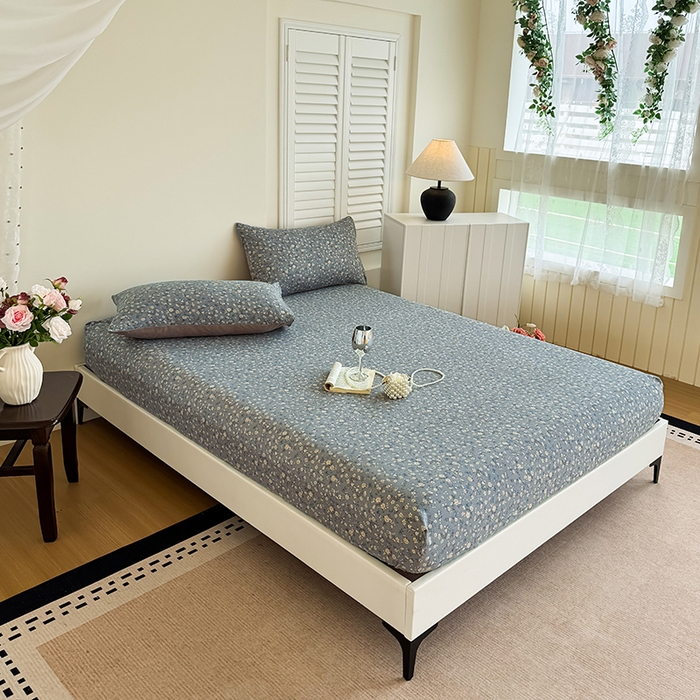 91家纺网 家纺一手货源 找家纺 卢赛尔 2025新款水洗珍珠棉皱皱纱印花床笠 秋草-灰