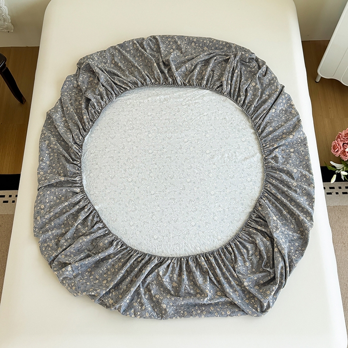 91家纺网 家纺一手货源 找家纺 卢赛尔 2025新款水洗珍珠棉皱皱纱印花床笠 秋草-灰