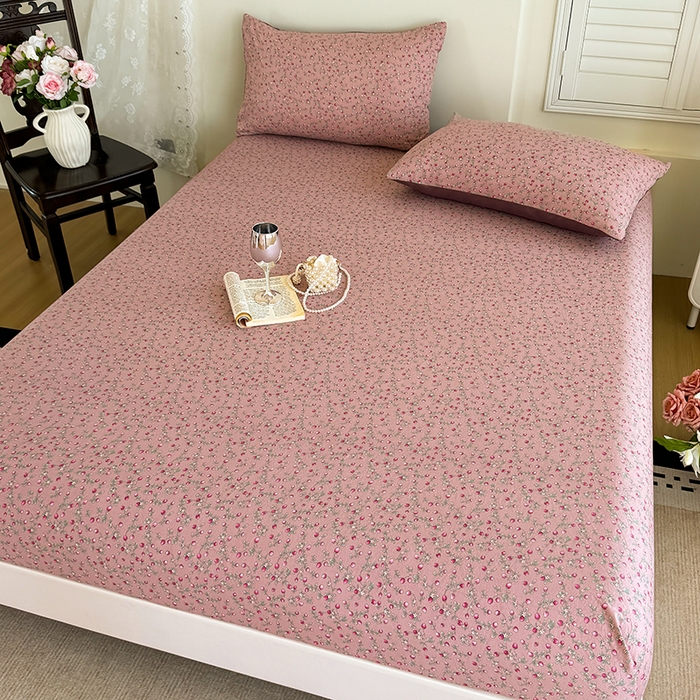 91家纺网 家纺一手货源 找家纺 卢赛尔 2025新款水洗珍珠棉皱皱纱印花床笠 甜心草莓