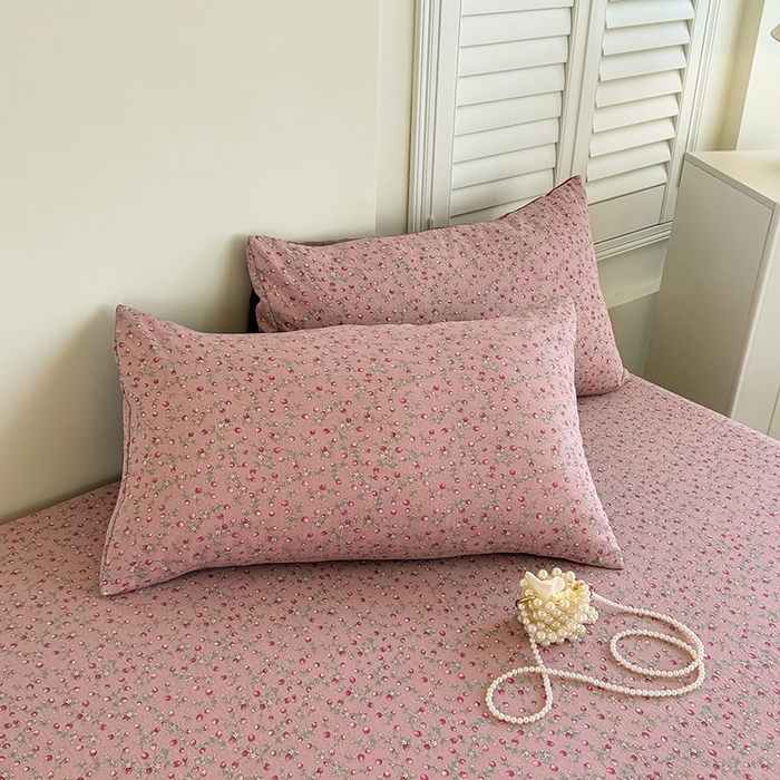 91家纺网 家纺一手货源 找家纺 卢赛尔 2025新款水洗珍珠棉皱皱纱印花床笠 甜心草莓