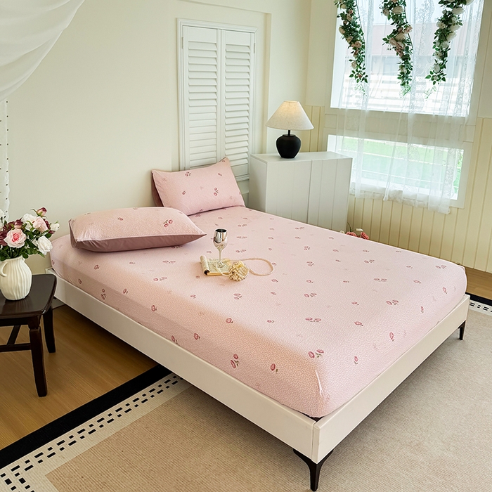 91家纺网 家纺一手货源 找家纺 卢赛尔 2025新款水洗珍珠棉皱皱纱印花床笠 相思粉